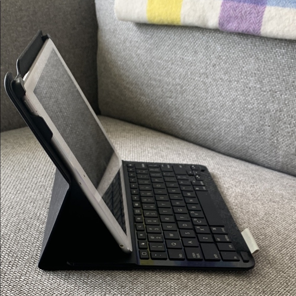 LOGITECH | Bluetooth keyboard iPad Air - with box